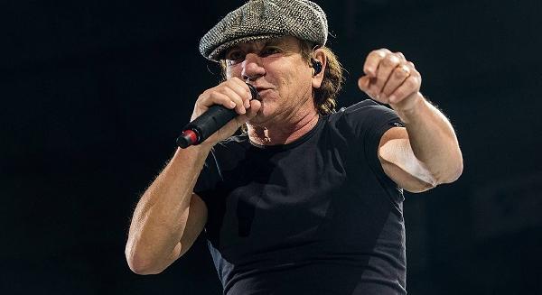 5627137-ac-dc-egy-brit-pubban-bukkant-fel-brian-johnson-miutan-eltevedt